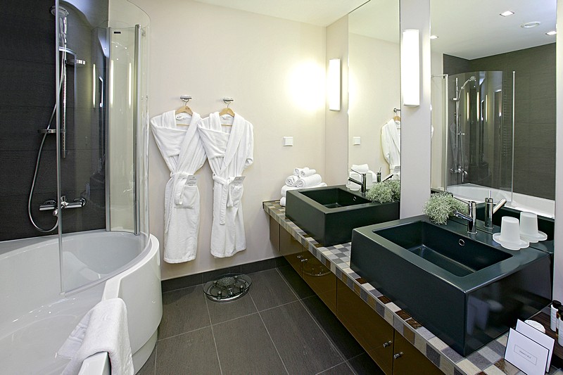 Bath at One-Bedroom Deluxe Suite at the Mamaison Pokrovka All-Suites Hotel in Moscow