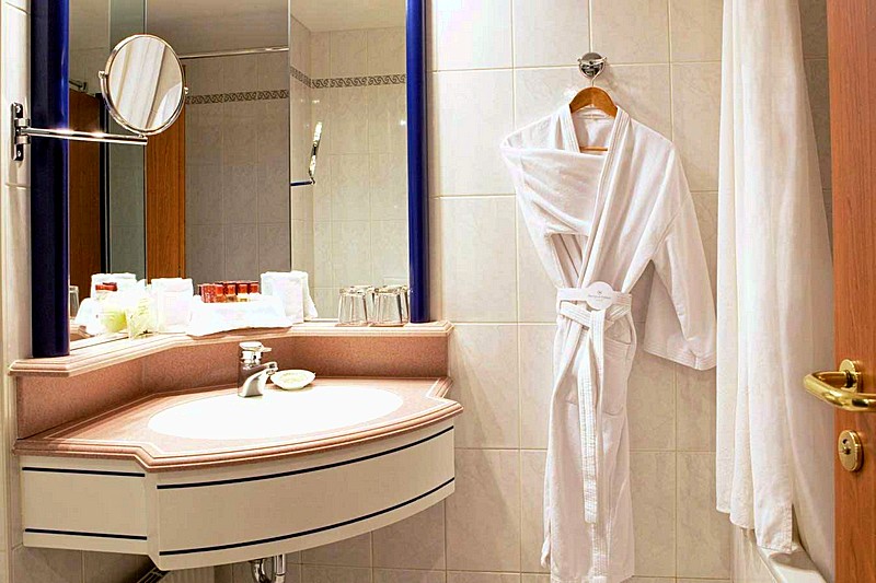 Classic Room Bathroom at Sheraton Palace Hotel in Moscow, Russia