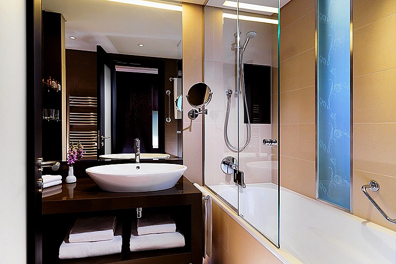 Classic Twin Room Bathroom at Sheraton Palace Hotel in Moscow, Russia