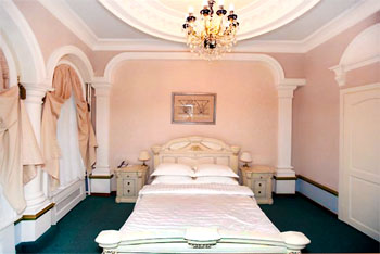 Suite w/Jaccuzi at the Kebur Palace Hotel in Moscow, Russia